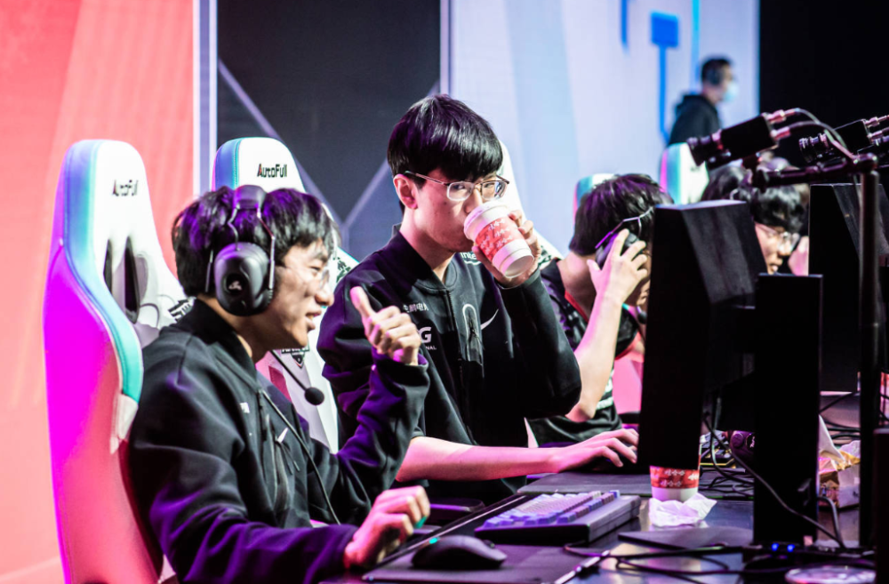 开云-DK横扫IG，Viper操刀奇招英雄翻盘宿敌对决半决赛，点燃全场激情