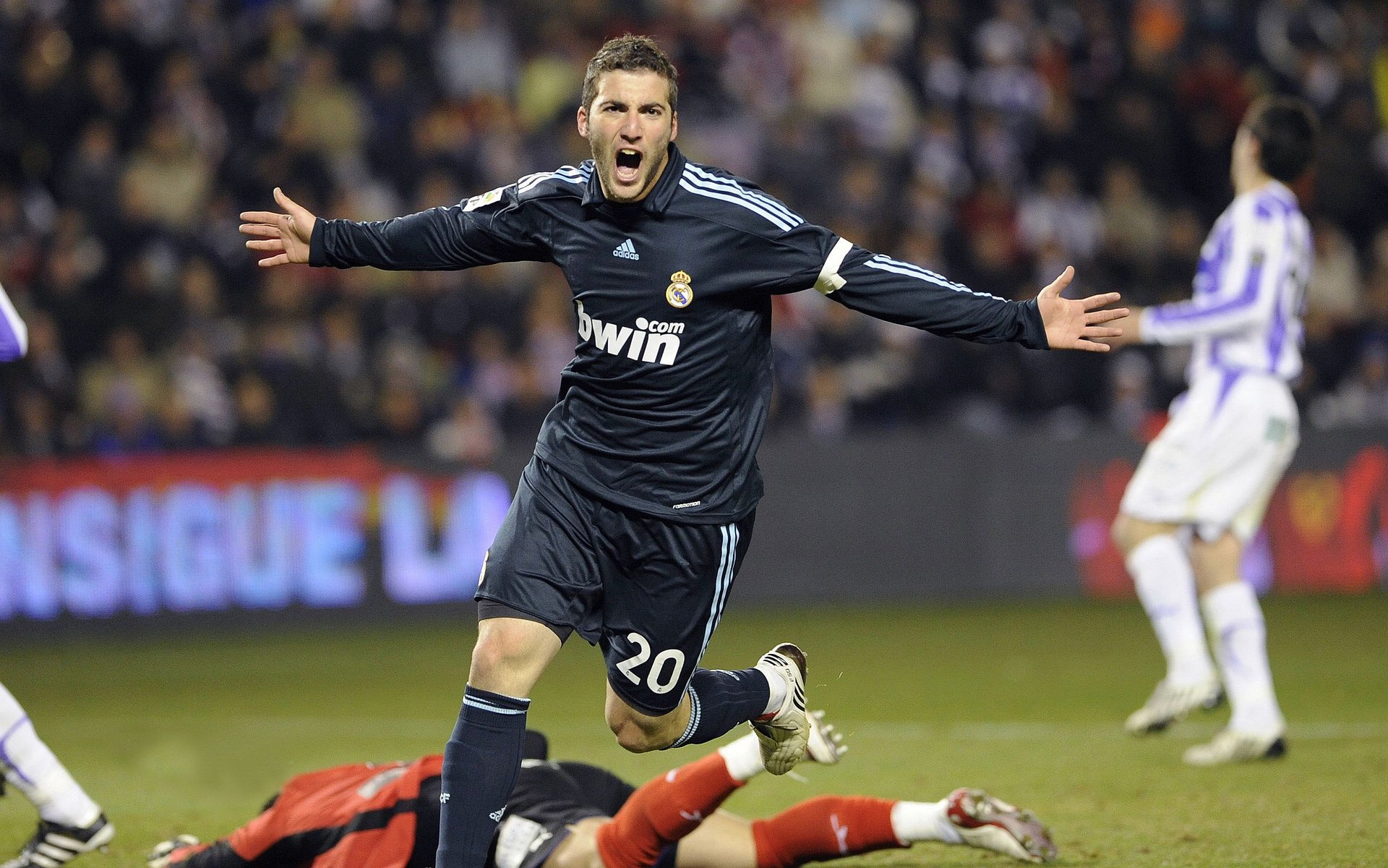 从绿茵场到天山脚，当英超争冠烽烟连上CBA加时血战